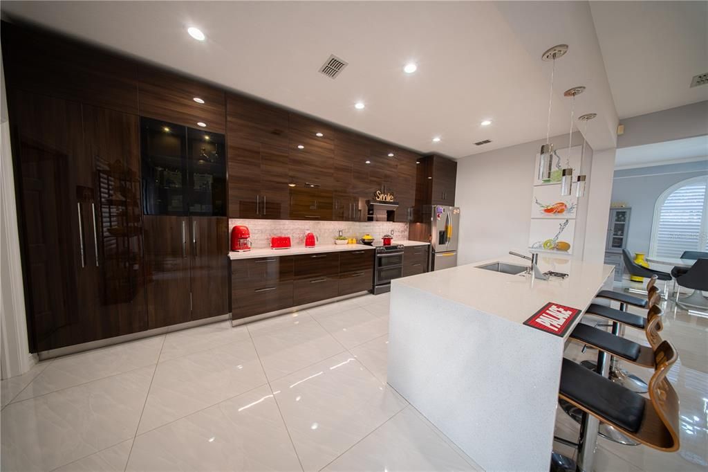 En Venta: $689,800 (4 camas, 3 baños, 2400 Pies cuadrados)