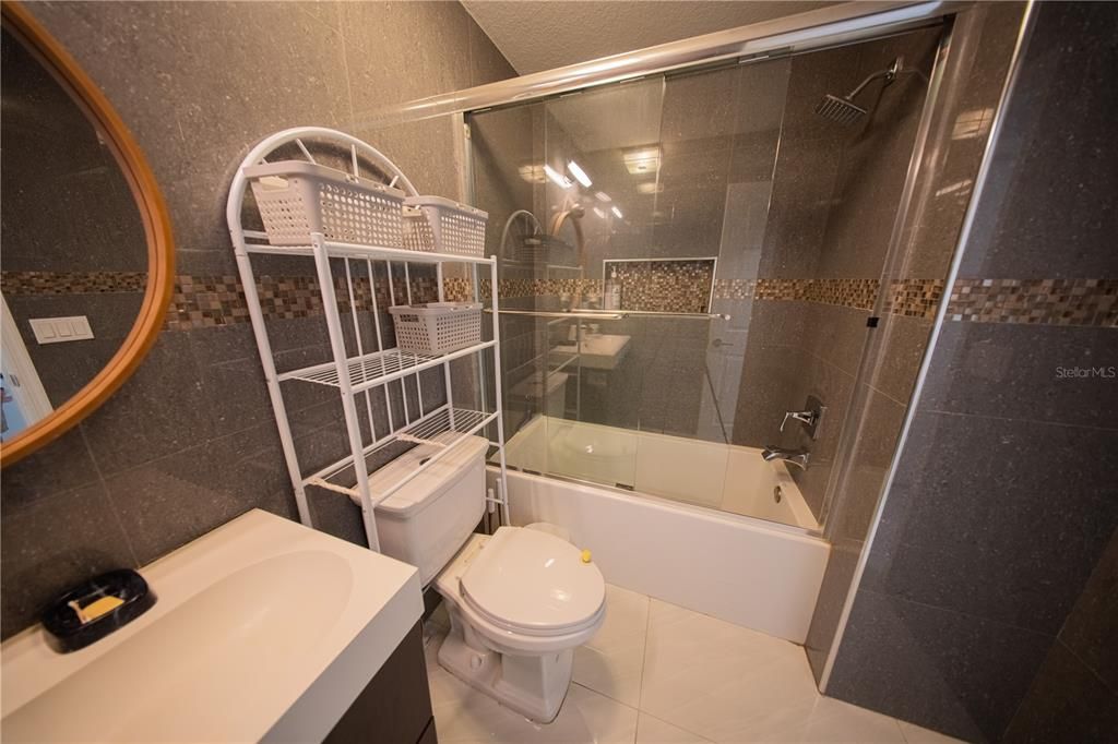 En Venta: $689,800 (4 camas, 3 baños, 2400 Pies cuadrados)