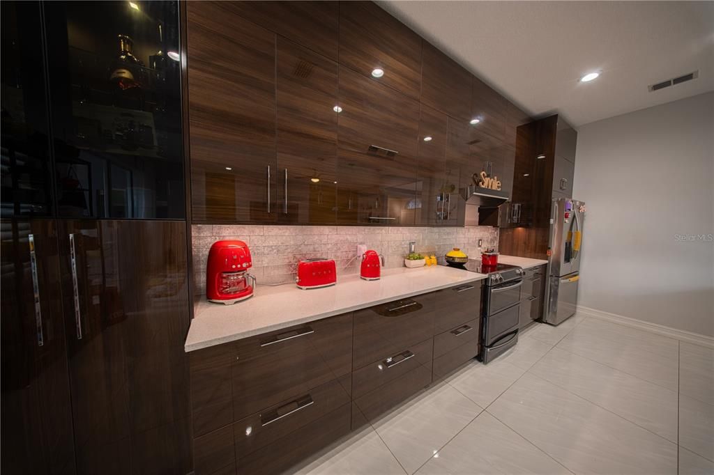 En Venta: $689,800 (4 camas, 3 baños, 2400 Pies cuadrados)