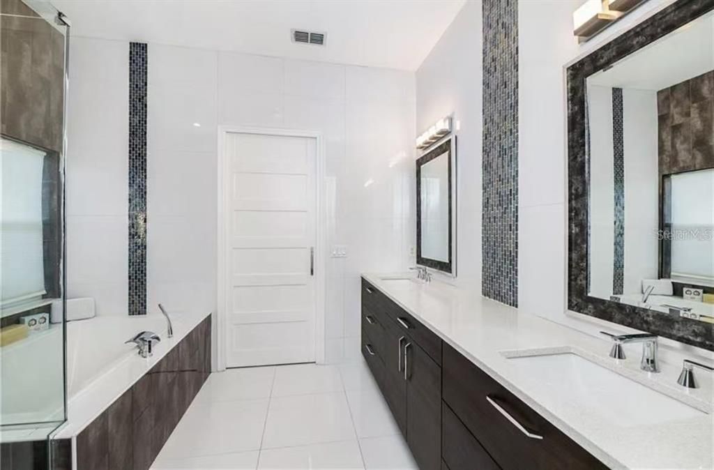 En Venta: $689,800 (4 camas, 3 baños, 2400 Pies cuadrados)