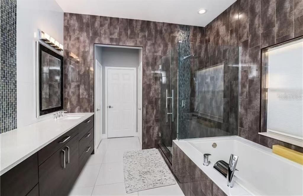 En Venta: $689,800 (4 camas, 3 baños, 2400 Pies cuadrados)