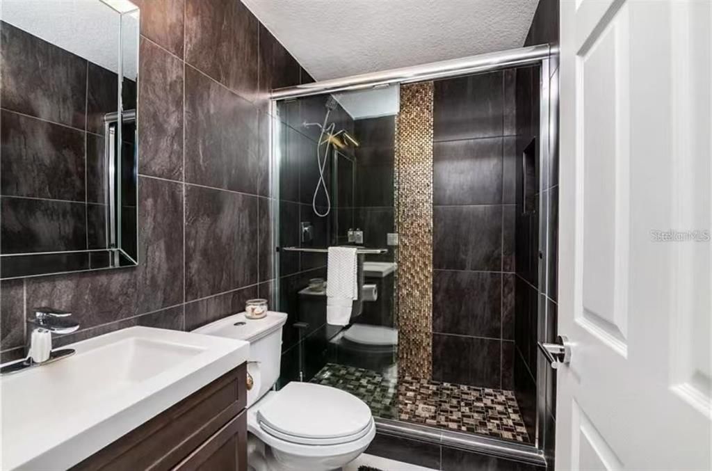 En Venta: $689,800 (4 camas, 3 baños, 2400 Pies cuadrados)