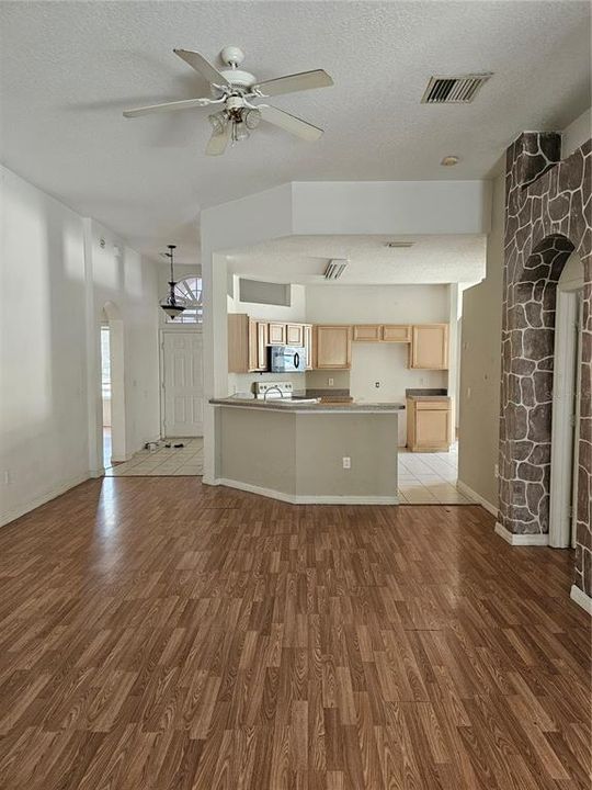 For Sale: $283,500 (4 beds, 3 baths, 1956 Square Feet)