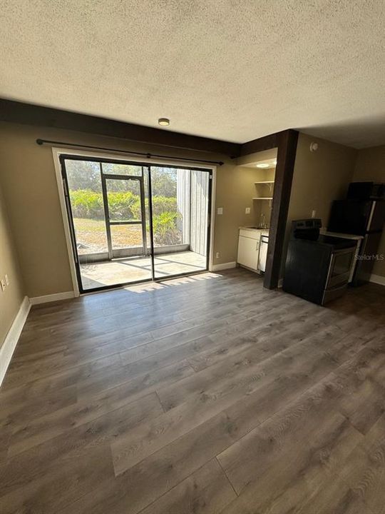 出租: $850 (0 贝兹, 1 浴室, 411 平方英尺)