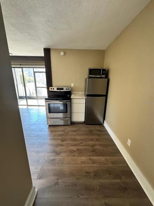 出租: $850 (0 贝兹, 1 浴室, 411 平方英尺)