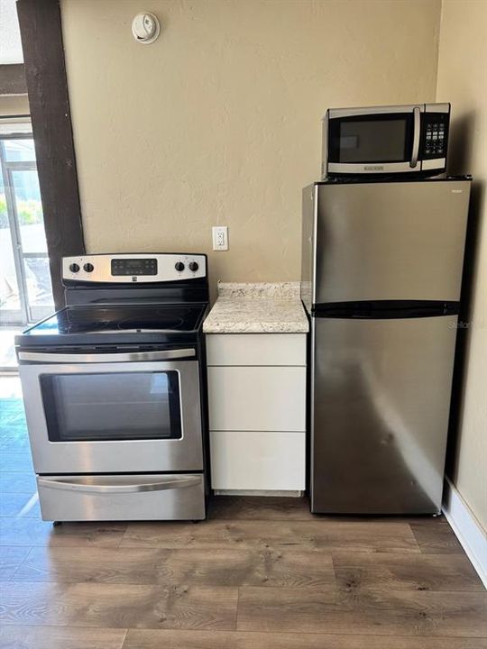 出租: $850 (0 贝兹, 1 浴室, 411 平方英尺)