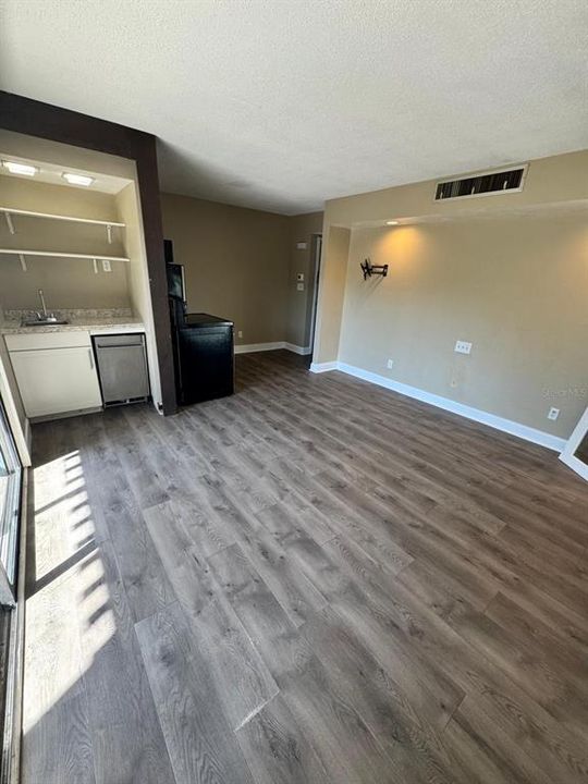 出租: $850 (0 贝兹, 1 浴室, 411 平方英尺)