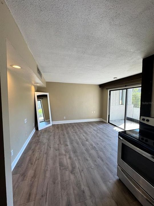 出租: $850 (0 贝兹, 1 浴室, 411 平方英尺)