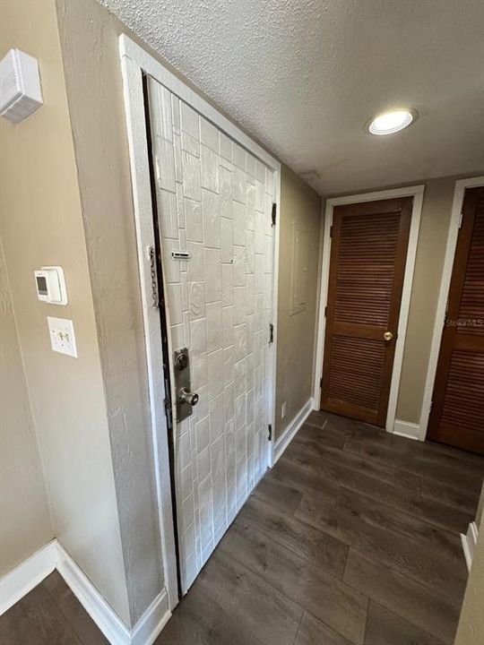 出租: $850 (0 贝兹, 1 浴室, 411 平方英尺)