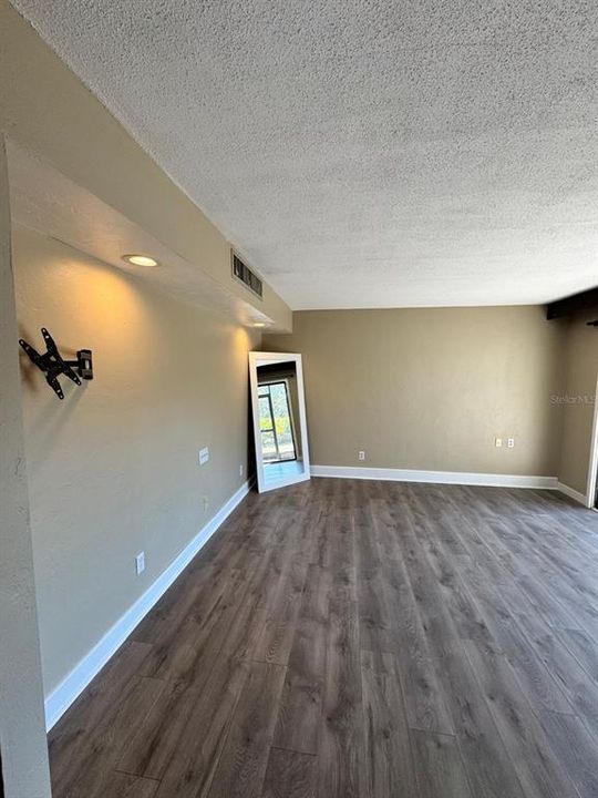 出租: $850 (0 贝兹, 1 浴室, 411 平方英尺)