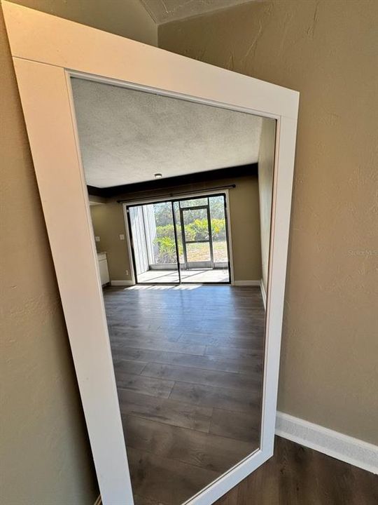 出租: $850 (0 贝兹, 1 浴室, 411 平方英尺)