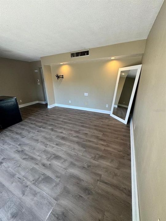 出租: $850 (0 贝兹, 1 浴室, 411 平方英尺)