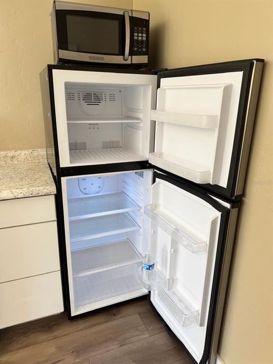 出租: $850 (0 贝兹, 1 浴室, 411 平方英尺)