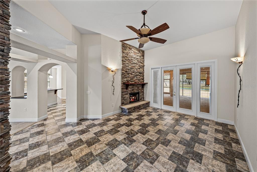 合同活跃: $699,000 (4 贝兹, 3 浴室, 3133 平方英尺)