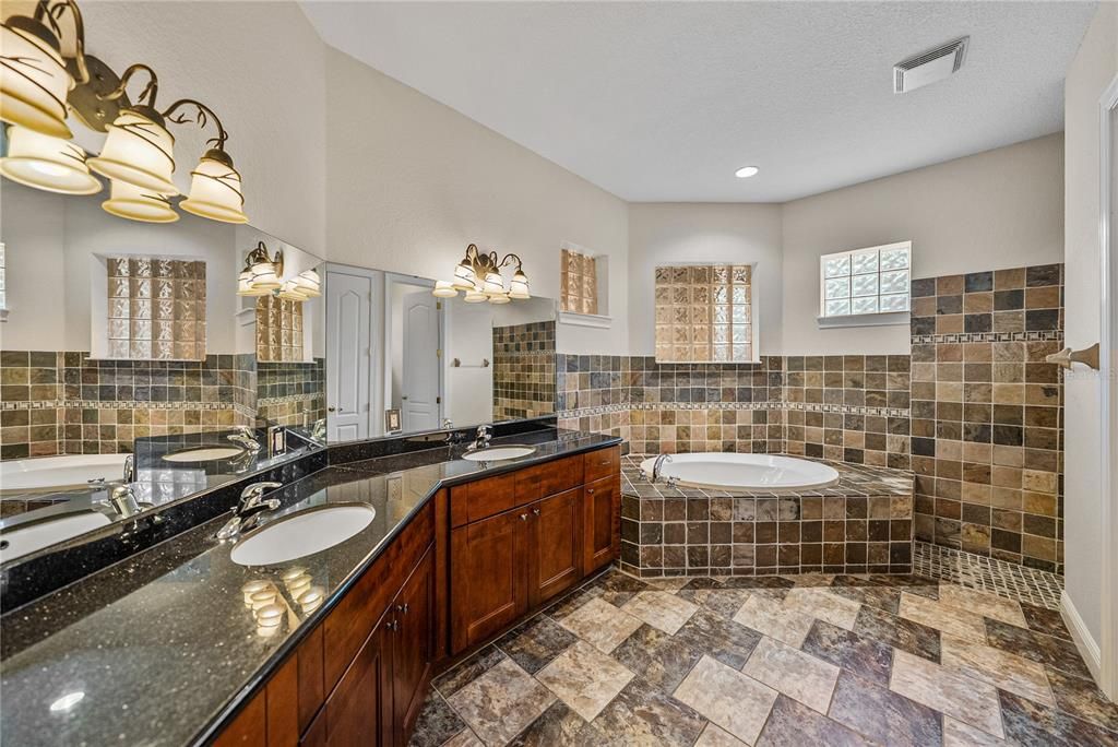 合同活跃: $699,000 (4 贝兹, 3 浴室, 3133 平方英尺)