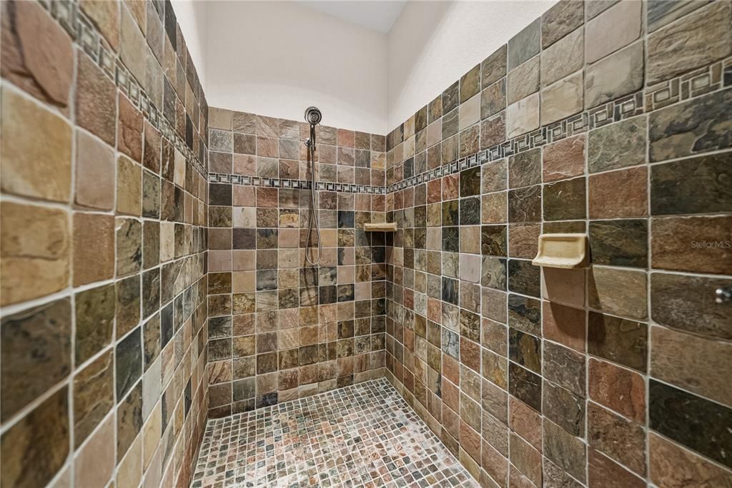 合同活跃: $699,000 (4 贝兹, 3 浴室, 3133 平方英尺)