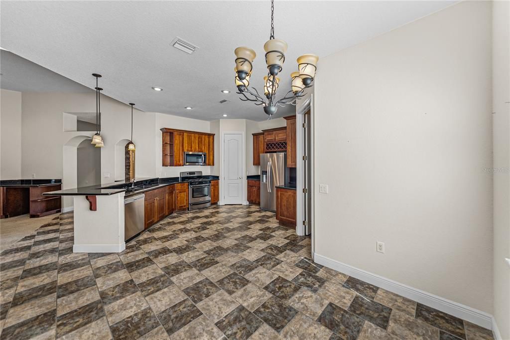 合同活跃: $699,000 (4 贝兹, 3 浴室, 3133 平方英尺)