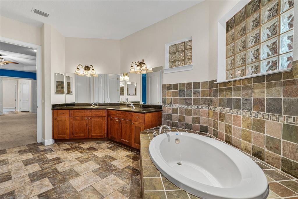 合同活跃: $699,000 (4 贝兹, 3 浴室, 3133 平方英尺)