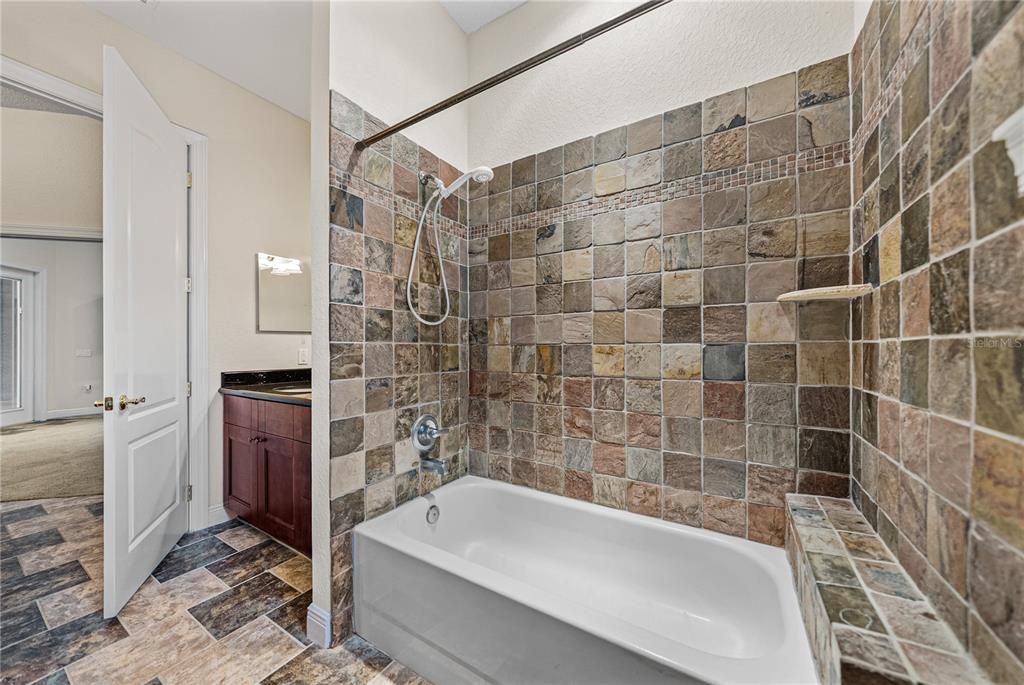 合同活跃: $699,000 (4 贝兹, 3 浴室, 3133 平方英尺)