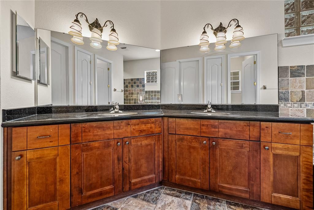 合同活跃: $699,000 (4 贝兹, 3 浴室, 3133 平方英尺)