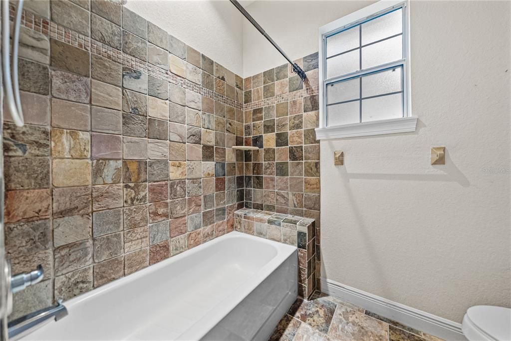 合同活跃: $699,000 (4 贝兹, 3 浴室, 3133 平方英尺)