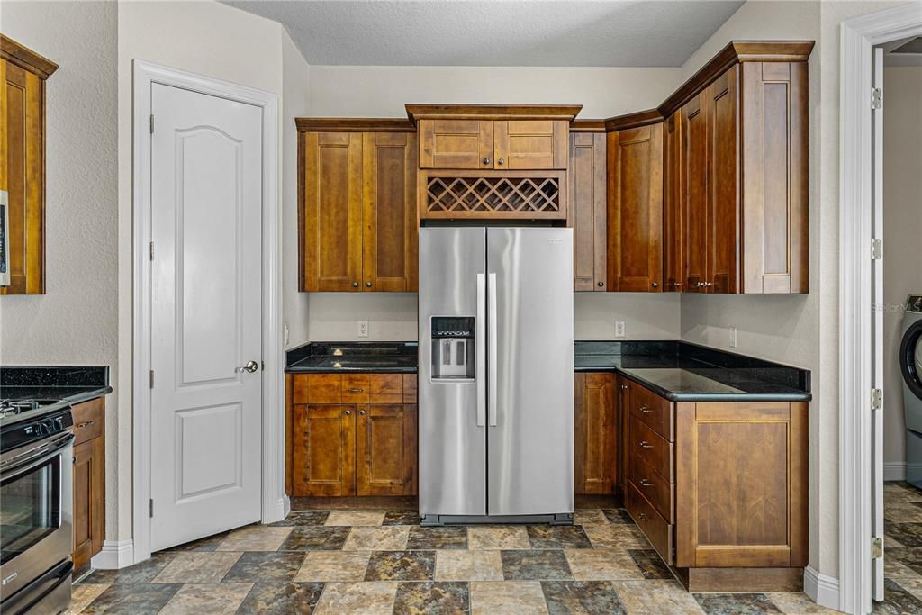 合同活跃: $699,000 (4 贝兹, 3 浴室, 3133 平方英尺)