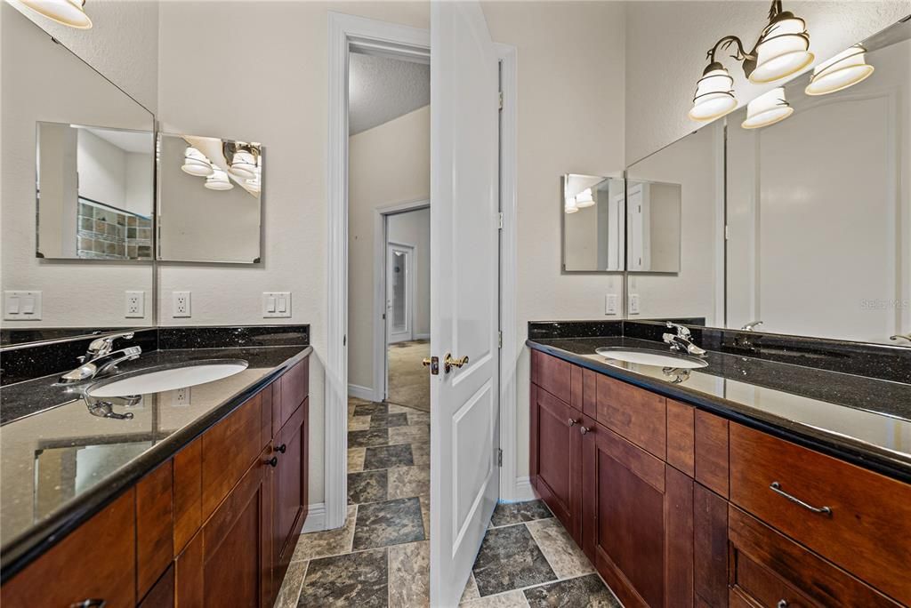 合同活跃: $699,000 (4 贝兹, 3 浴室, 3133 平方英尺)