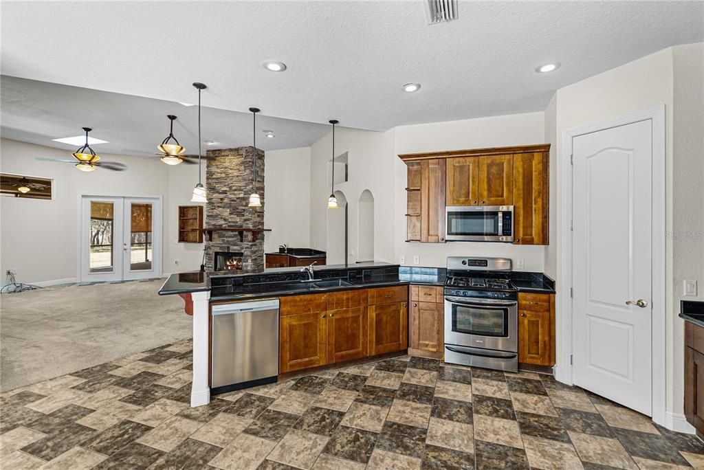 合同活跃: $699,000 (4 贝兹, 3 浴室, 3133 平方英尺)