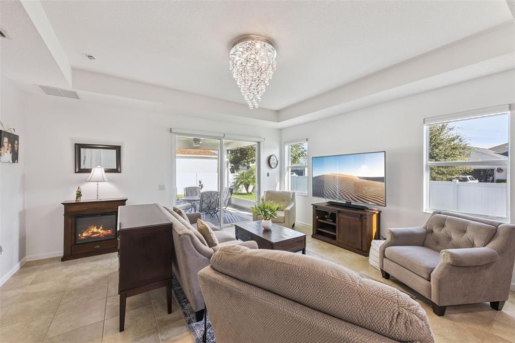 Под контрактом: $389,900 (3 спален, 2 ванн, 2051 Квадратных фут)