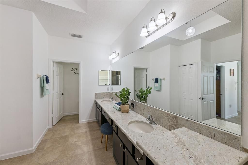 Под контрактом: $389,900 (3 спален, 2 ванн, 2051 Квадратных фут)