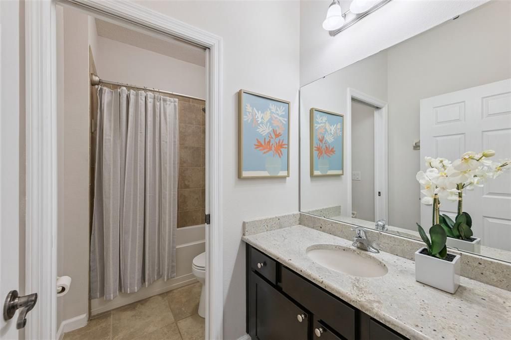 Под контрактом: $389,900 (3 спален, 2 ванн, 2051 Квадратных фут)