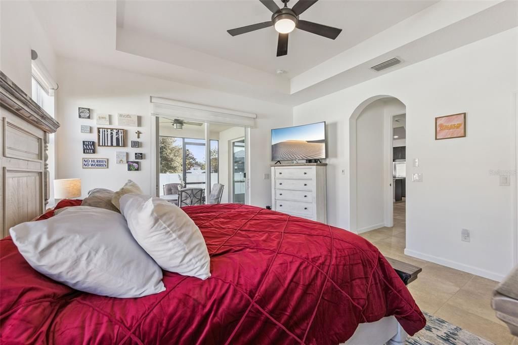 Под контрактом: $389,900 (3 спален, 2 ванн, 2051 Квадратных фут)