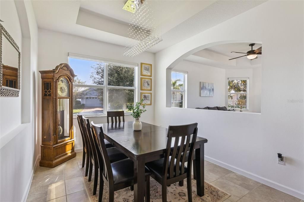 Под контрактом: $389,900 (3 спален, 2 ванн, 2051 Квадратных фут)