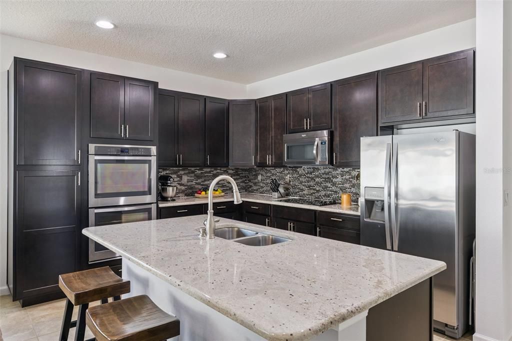 Под контрактом: $389,900 (3 спален, 2 ванн, 2051 Квадратных фут)