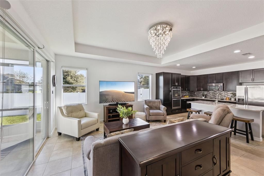 Под контрактом: $389,900 (3 спален, 2 ванн, 2051 Квадратных фут)