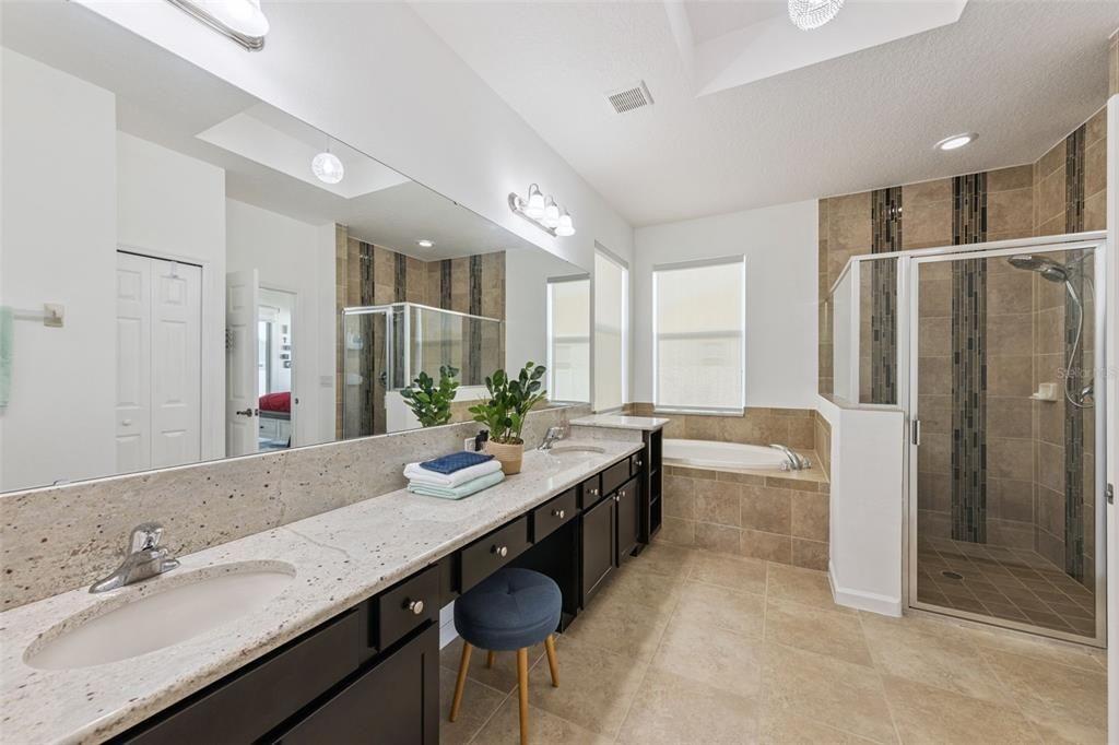 Под контрактом: $389,900 (3 спален, 2 ванн, 2051 Квадратных фут)