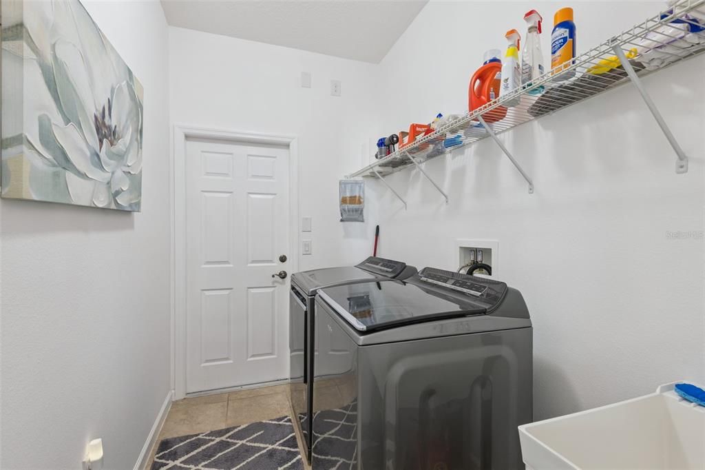 Под контрактом: $389,900 (3 спален, 2 ванн, 2051 Квадратных фут)