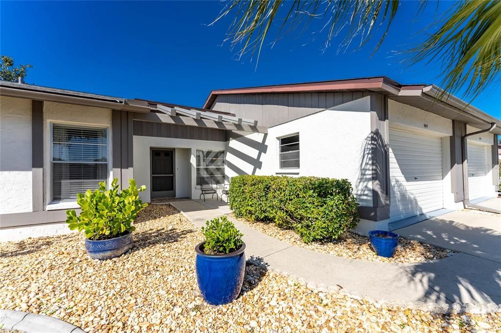 待售: $215,000 (2 贝兹, 2 浴室, 1102 平方英尺)