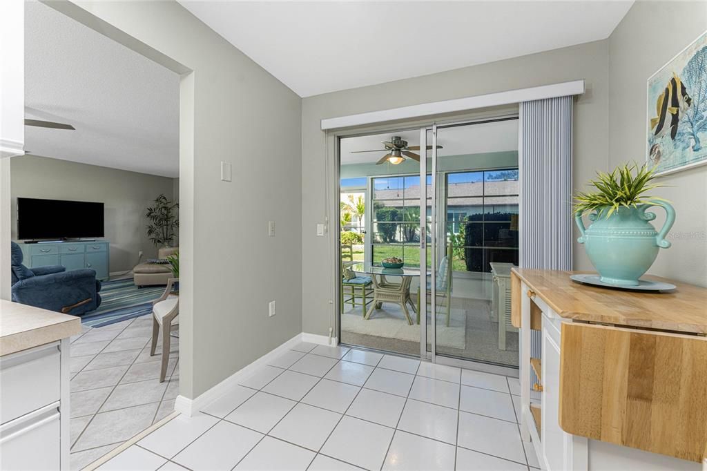 待售: $215,000 (2 贝兹, 2 浴室, 1102 平方英尺)