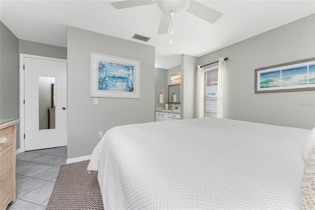 待售: $215,000 (2 贝兹, 2 浴室, 1102 平方英尺)