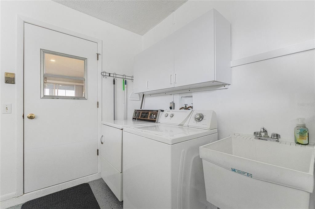 待售: $215,000 (2 贝兹, 2 浴室, 1102 平方英尺)