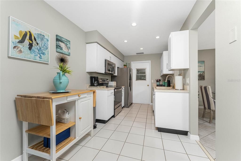 待售: $215,000 (2 贝兹, 2 浴室, 1102 平方英尺)