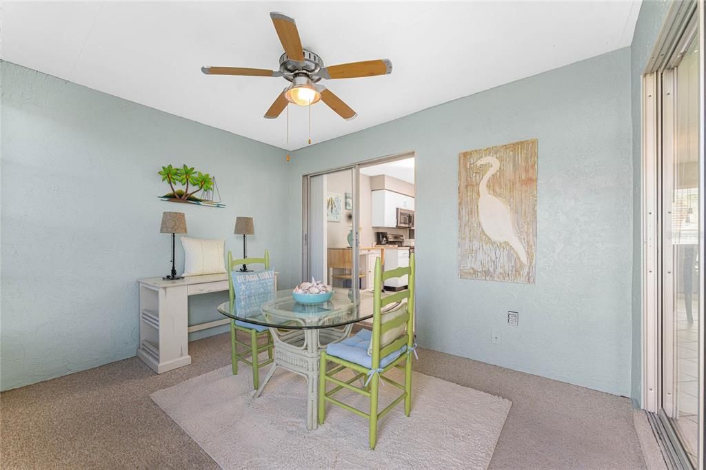 待售: $215,000 (2 贝兹, 2 浴室, 1102 平方英尺)