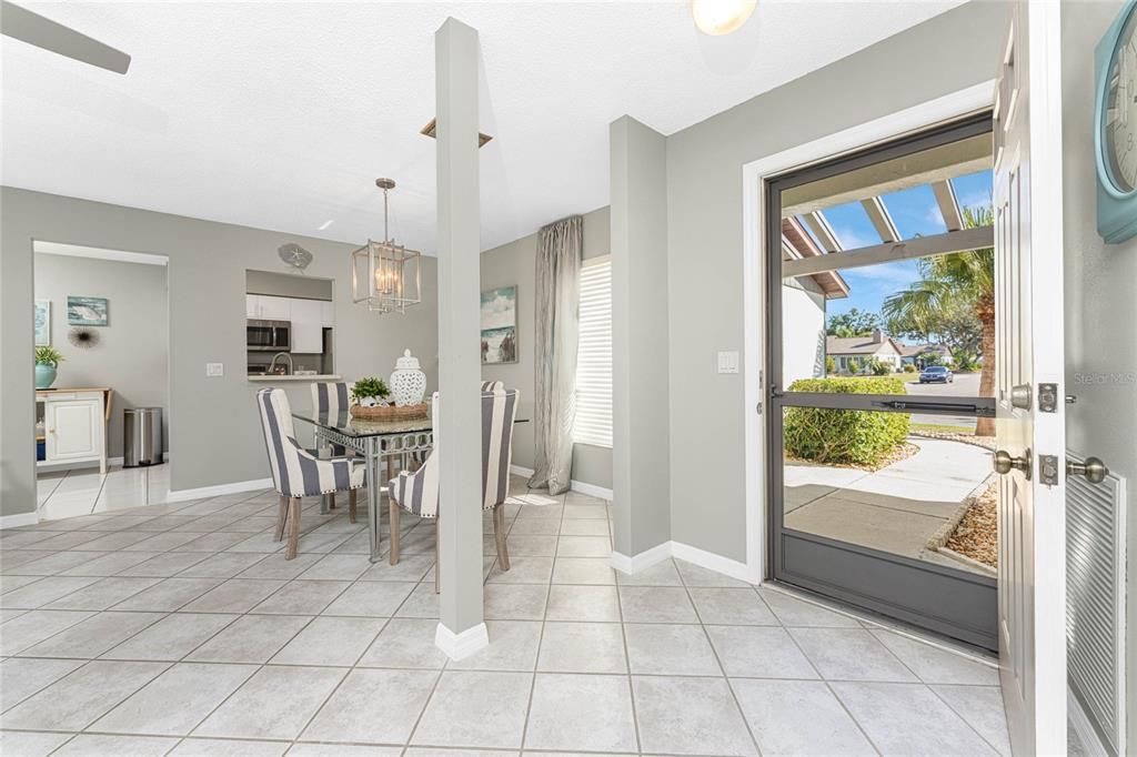 待售: $215,000 (2 贝兹, 2 浴室, 1102 平方英尺)