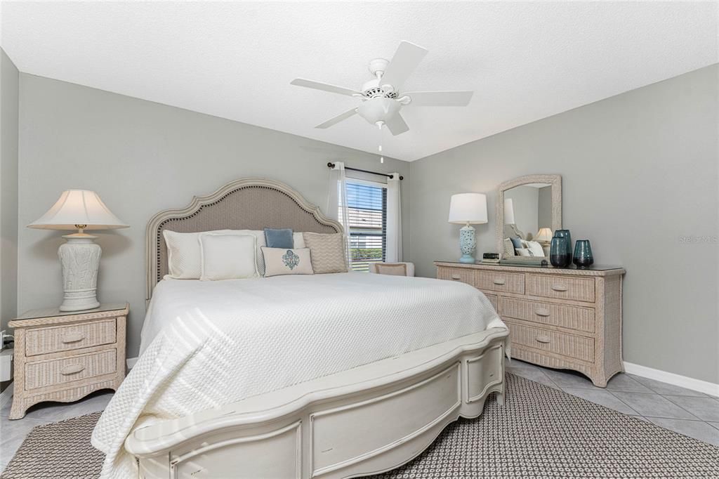 待售: $215,000 (2 贝兹, 2 浴室, 1102 平方英尺)