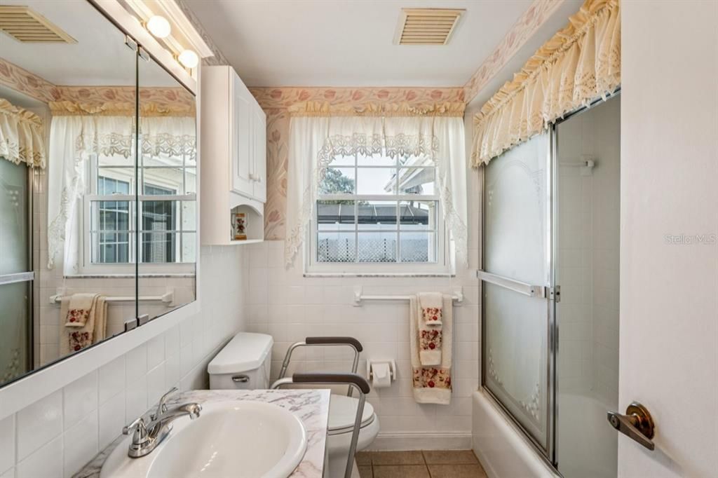 待售: $225,000 (2 贝兹, 2 浴室, 1069 平方英尺)