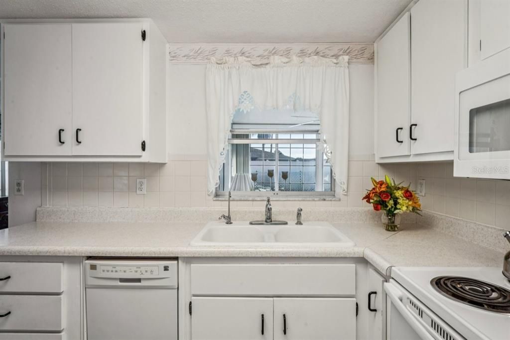 待售: $225,000 (2 贝兹, 2 浴室, 1069 平方英尺)