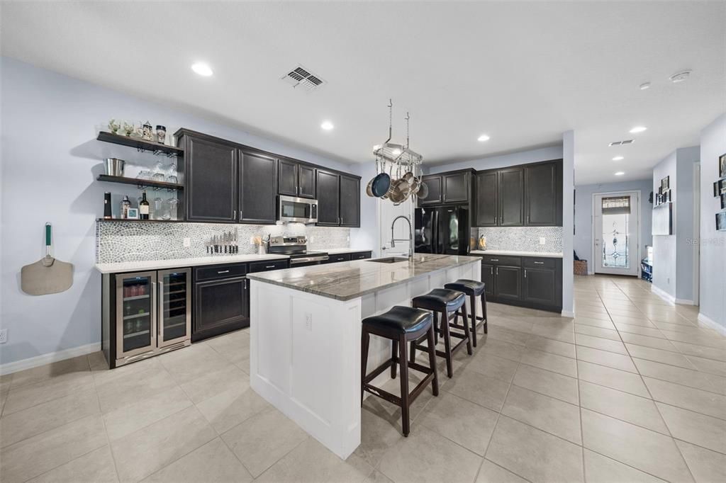 合同活跃: $515,000 (4 贝兹, 2 浴室, 2820 平方英尺)