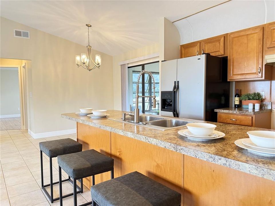 待售: $232,999 (2 贝兹, 2 浴室, 1042 平方英尺)