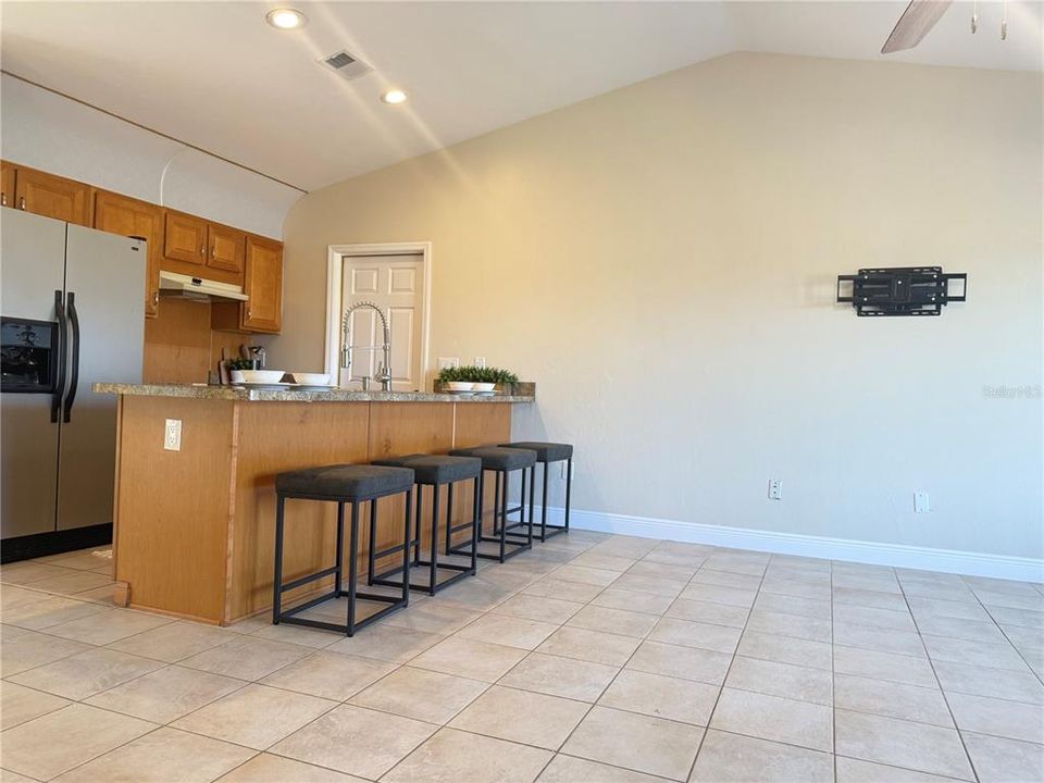 待售: $232,999 (2 贝兹, 2 浴室, 1042 平方英尺)